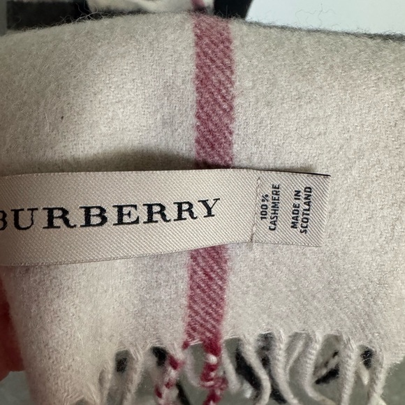 Burberry Giant-Check Cashmere Scarf - Picture 5 of 5